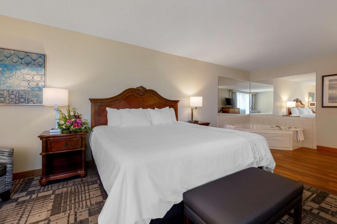 Best Western Plus Dubuque Hotel And Conference Center Exterior foto